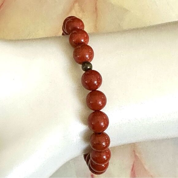 Red jasper skull stretchy bracelet - Picture 8 of 9